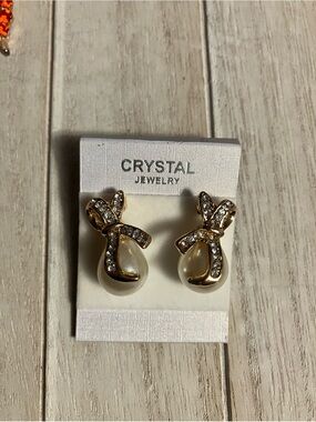 🌸Pearl Crystal Bow Stud Earrings